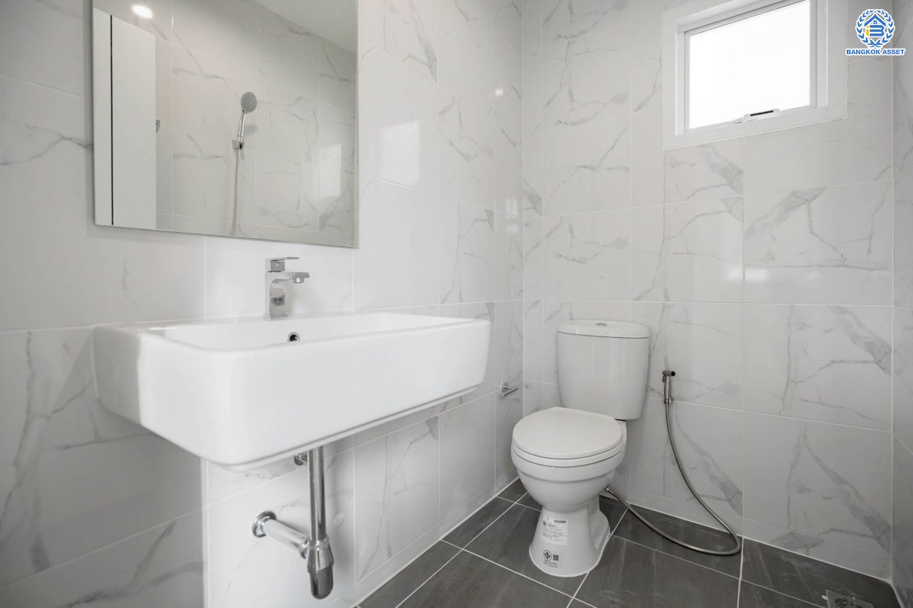 บ้านมือสองตกแต่งใหม่ โครงการ เศรณีลากูน วัดลาดปลาดุก หลังมุม ตอบโจทย์ทุกการใช้ชีวิต เนื้อที่ 59.9 ตร.ว. ฟังก์ชัน 3 ห้องนอน 3 ห้องน้ำ ทำเลเดินทางง่าย สะดวกสบายใกล้รถไฟฟ้าสายสีม่วง "สถานีคลองบางไผ่" ทางด่วน "กาญจนาภิเษก" และห้างสรรพสินค้าเซ็นทรัลเวสต์เกต